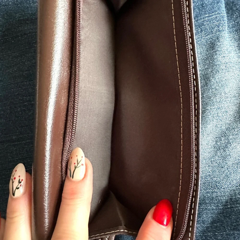 Elegant Brown Wallet - Picture 4 of 5
